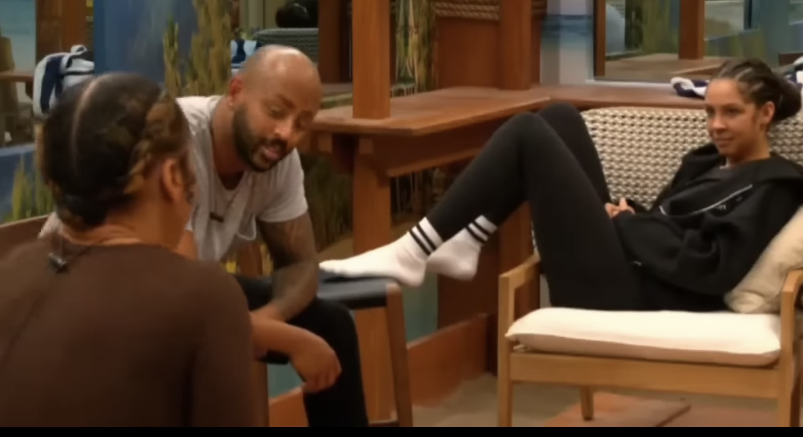 不小心放屁後再憋笑